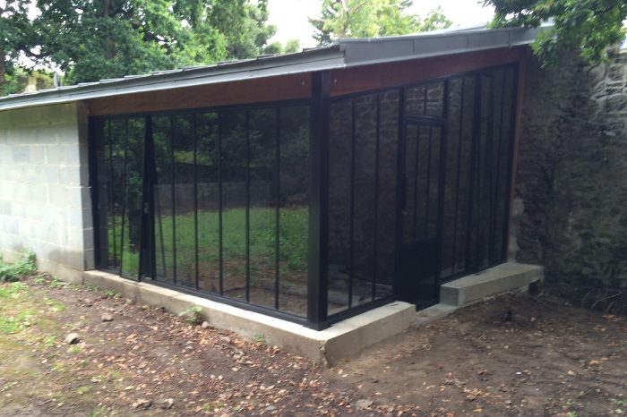 Verrière style industriel avec porte pour le cabanon du château JPBriand