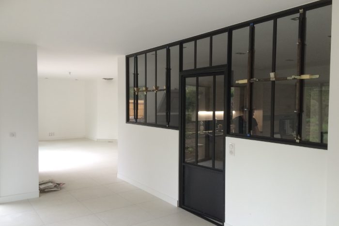 Verrière de séparation cuisine style industriel avec porte intégrée JPBriand